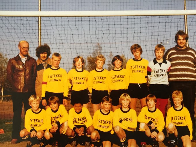 Jeugdelftal van vv Steenwijker Boys in de gele shirts van sponsor 't Stekkie, met twee leiders achter het doel