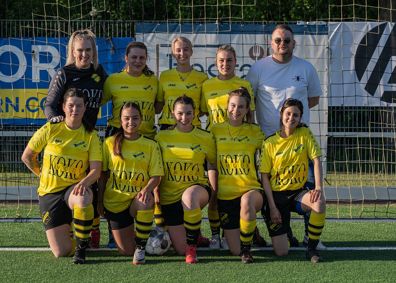 Teamfoto van Vrouwen 7&times;7 18+ van vv Steenwijker Boys: negen speelsters en de coach voor het doel.