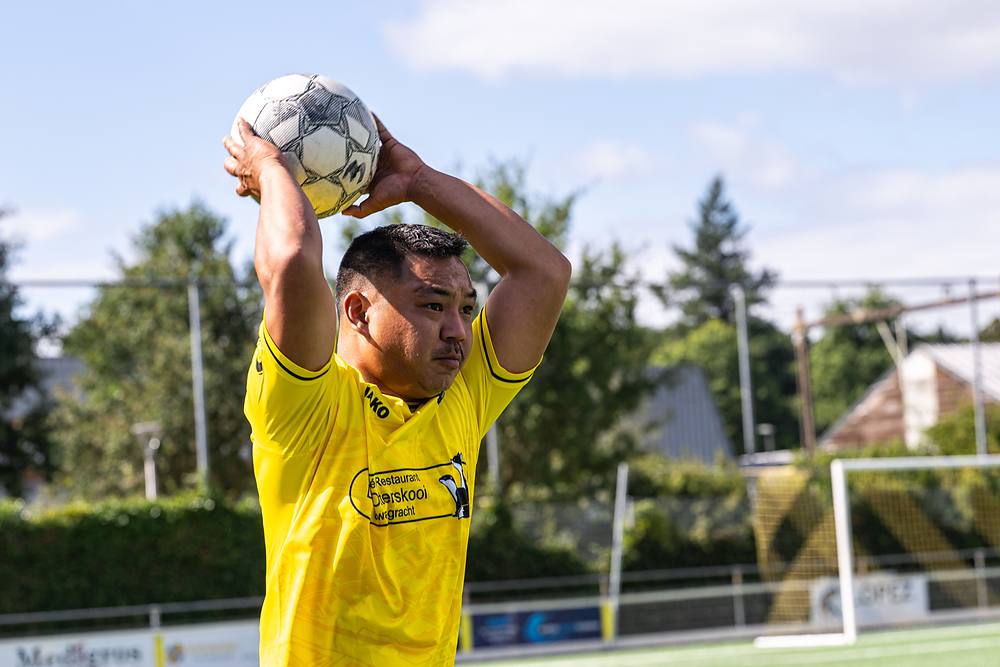 Speler in het geel neemt een ingooi.