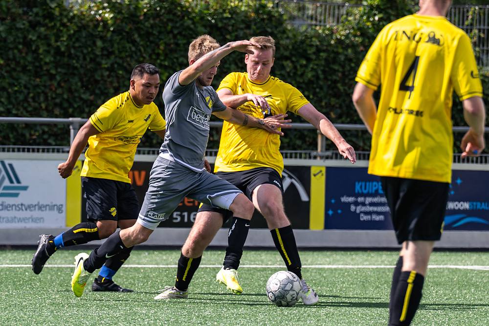 Kluwen spelers rond de bal in het strafschopgebied.