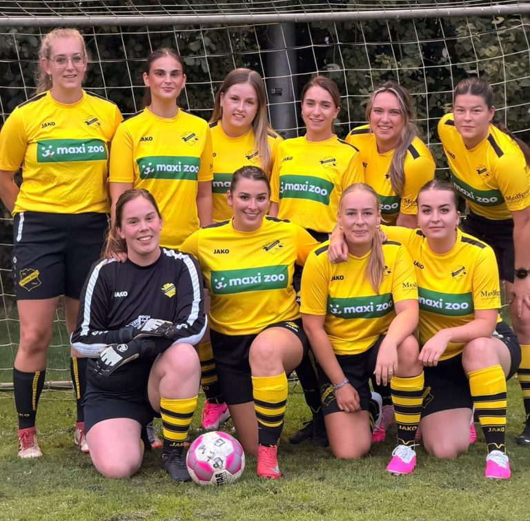 De speelsters van Vrouwen 7x7 18+ van vv Steenwijker Boys voor het doel, in het gele shirt met Maxi Zoo op de borst
